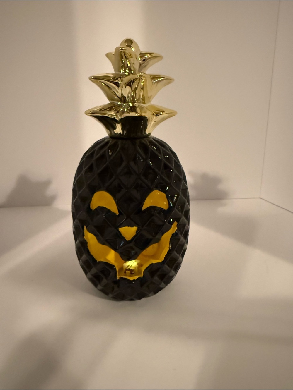 Black & Gold Pineapple Accent Statue - Modern Decorative Figurine